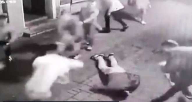 Užas u Srbiji: U sekundi nastade haos ispred kafića... Udarali ga na ulici, skakali mu po glavi... Jeziva tuča! 