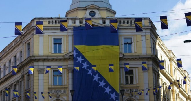Iznad Vječne vatre postavljena velika zastava uoči Dana nezavisnosti BiH
