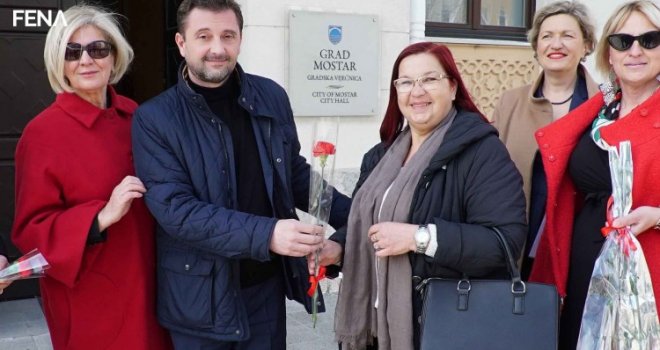 Mostarski gradonačelnik dijelio cvijeće svojim sugrađankama