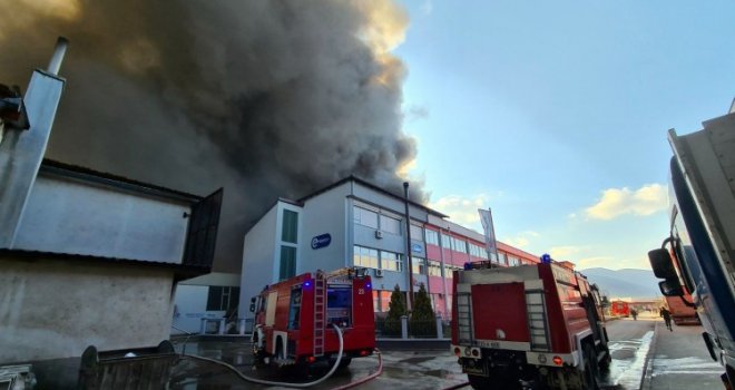 Izbio požar u Hrasnici, gori hala u krugu 'Famosa'