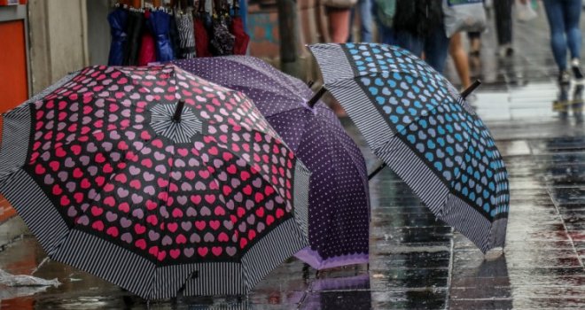 Ni traga proljeću: U većini BiH jutros kiša i pljuskovi, a  na planinama snijeg