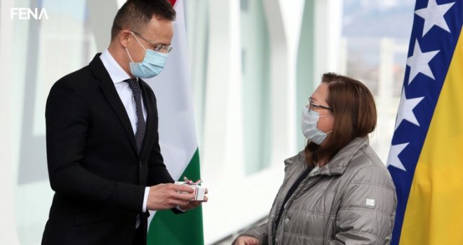 Mađarski ministar Sijarto uručio donaciju PCR testova za BiH