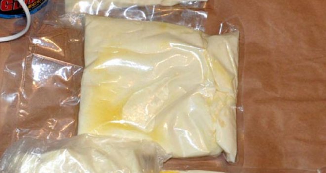 Uhapšen dilerski par sa Grbavice: U stanu pronađeno 800 grama spida