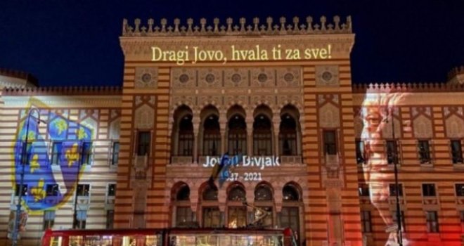 Dragi Jovo, hvala ti za sve: Na sarajevskoj Vijećnici oslikan lik omiljenog generala, misionara ljubavi i mira
