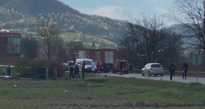Stravična saobraćajna nesreća kod Tešnja: U sudaru kamiona i vozila poginula jedna osoba