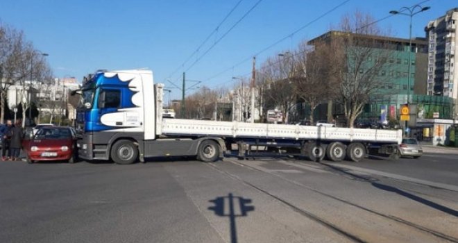 Nesreća u Nedžarićima: Kamion naletio na vozilo