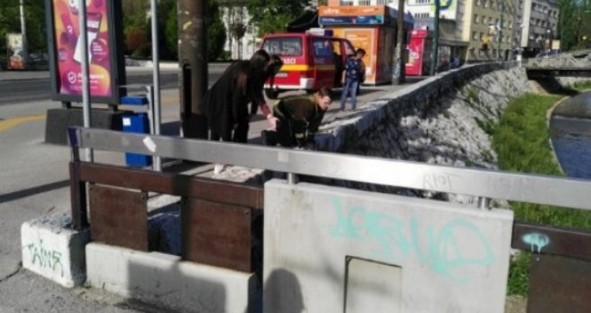 Akcija u cetru Sarajeva: Djevojci ispala torbica u Miljacku, pukao kaiš... Vatrogasci češljaju rijeku  