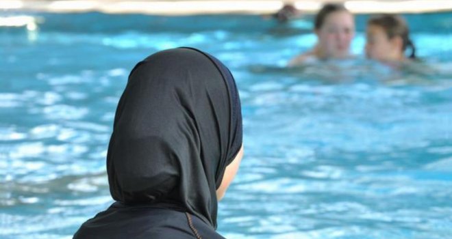Vlasnik plaže u Baru: Medo je sa muslimanima odrastao... U burkiniju i hidžabu mogu se kupati u moru, ali ne i u bazenu!