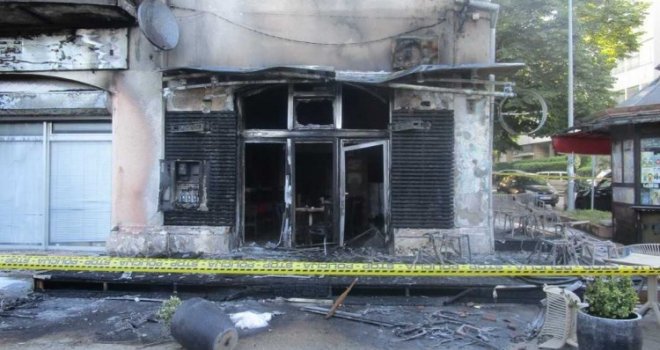 Izgorio kafić u centru grada: Strahovita vatra progutala sve, stradalo čak i vatrogasno vozilo
