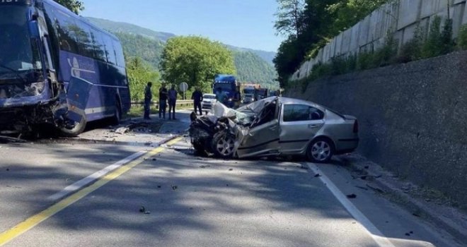 Tragedija u Nemili: U stravičnom sudaru autobusa i putničkog vozila poginula jedna osoba