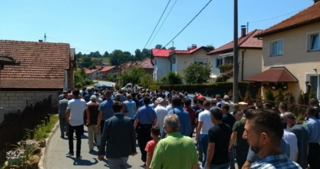 Tuga i tišina u Gornjoj Tuzli: Adisu Atiković na vječni počinak ispratilo more ljudi 