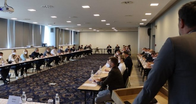 Neustavna buka iz RS-a ne može promijeniti činjenicu da je negiranje genocida kažnjivo... Dodik srpski narod vodi u...