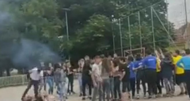 Stravično: Otac krvnički šutirao sina u dvorištu škole pred osnovcima 