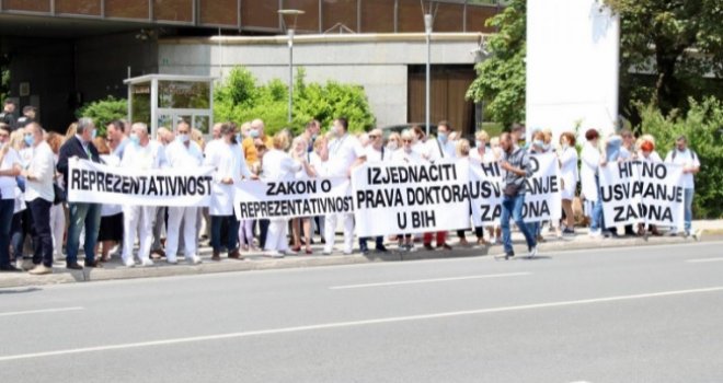 Protest doktora u Sarajevu: Jednaka prava za sve ili stupamo u generalni štrajk