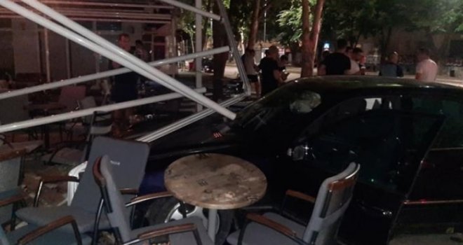Mostarac uletio automobilom na terasu kafića i rasturio je