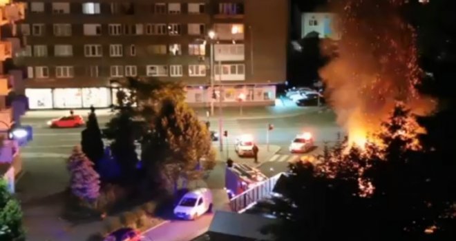 Požar u naselju Kovačići: Planuo automobil, vatra se proširila i na ugostiteljski objekt