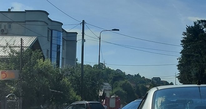 Buknuo požar u restoranu 'Mostarlić', stigli policija i vatrogasci