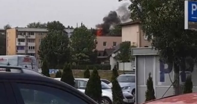 Buknuo požar u stanu na Ilidži, jedna osoba hitno prevezena u bolnicu
