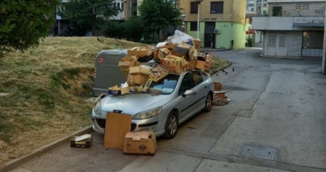 Šta je 'istina' o vozilu zatrpanom smećem: 'Sram vas bilo, gospođa skuplja karton! Teška je kora hljeba...'