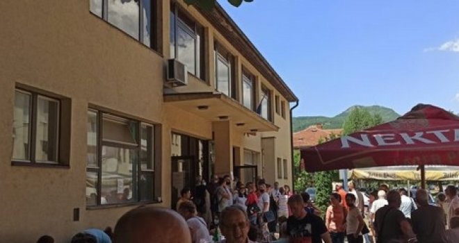 Bh. građani oduševljeni: U Priboju dobili stolice i vodu dok su čekali u redu