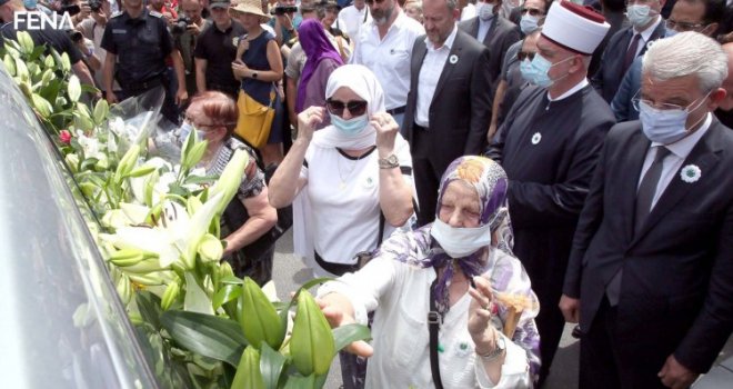 Tužna kolona sa 19 tabuta stigla ispred Predsjedništva BiH: Stotine građana izašlo na ulicu