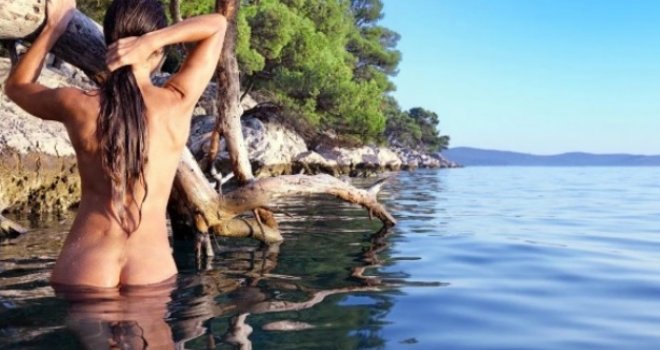 Mlade Ukrajinke nagraisale na Jadranu: Slikale se gole i polijevale vodom, pa ih stigla kazna za bestidno ponašanje