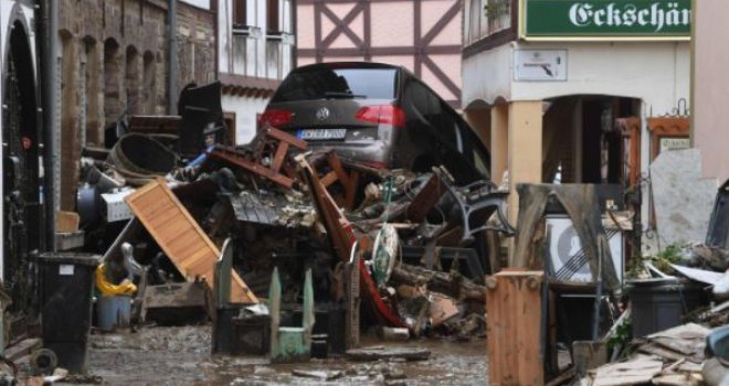 Stravične scene iz Njemačke: Bujice na ulicama nose sve pred sobom, broj mrtvih raste