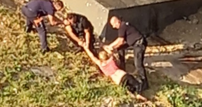 Drama u Sarajevu: Policajci u posljednjem trenutku uspjeli izvući ženu iz Miljacke...