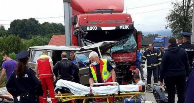 Stravična nesreća kod Kiseljaka: U smrskanom kombiju poginuo mladić