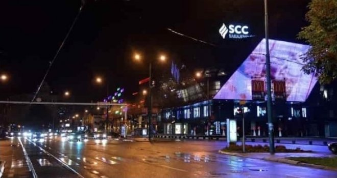 Automobilom pokušali ući u Sarajevo City Centar kako bi počinili krađu, pa oštetili vrata i pobjegli