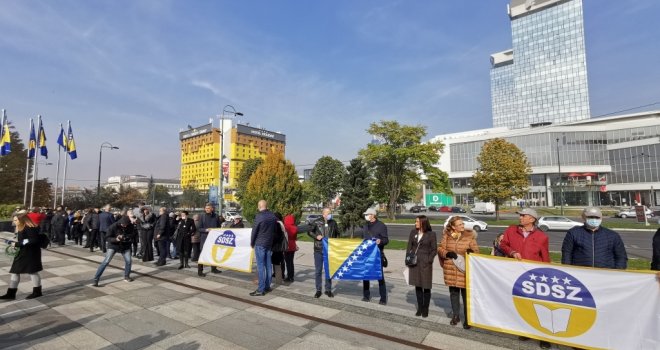 Državni službenici opet na protestima u Sarajevu: 'Naših 73 miliona KM godišnje daju entitetima i jačaju ih'