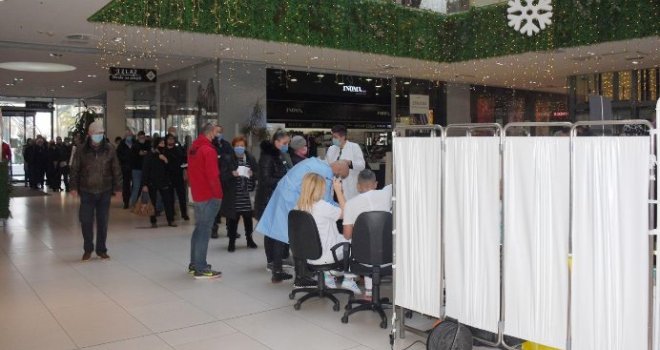 Uz pretpraznički šoping 'legne' i vakcina: Sarajlije masovno hrle u tržne centre da se vakcinišu