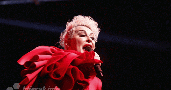 Indira uvela Mostarce u 2022, na dočeku Nove godine hiljade ljudi 