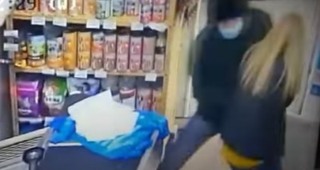 Drama u Sarajevu: Dvojica razbojnika prijeteći pištoljem opljačkali prodavnicu, udarili su i radnicu