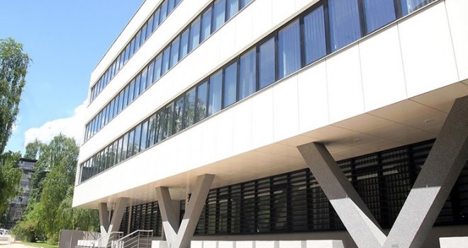 Podignuta optužnica protiv muškarca koji je vrelom vodom polio psa u bašti kafića