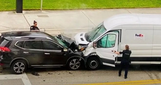 Oralno ga zadovoljavala usred vožnje i skoro mu odgrizla penis kada su se sudarili sa drugim vozilom