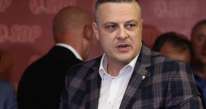 Jugoslaviju nazivate 'tamnicom naroda', a ne znate ni okrečiti zidove bivšeg sistema! Evo četiri decenije čekamo...