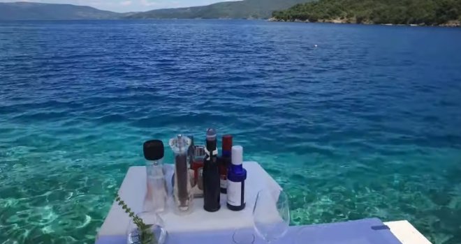 Doživjela užas u restoranu: Zagrizla lignju i imala šta vidjeti 