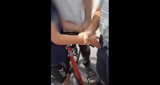 'Ko te tjerao da psuješ Boga': Dječak opsovao na igralištu, a onda su ga uhvatila dvojica muškaraca...