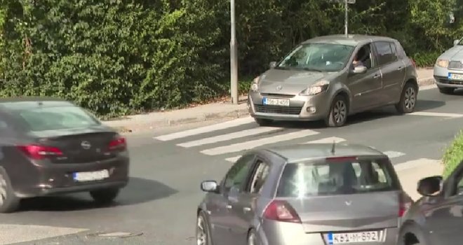 Raskrsnica na Kovačićima u kolapsu zbog zamjene semafora, a saobraćajnoj policiji KS ni traga