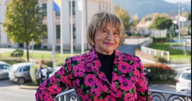 Boška Ćavar rasprodaje knjige kako bi platila kaznu CIK-a: 'Nikada nije kako ti hoćeš, već šta život servira!'