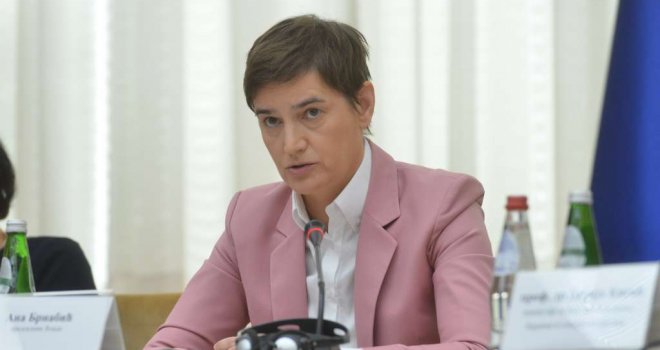 Ana Brnabić opsovala majku poslanici u Skupštini Srbije: Mislila da se neće čuti zbog buke u sali? 
