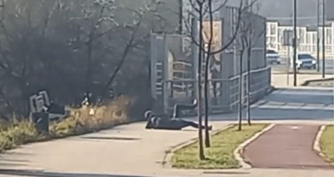 Nesvakidašnje scene u Sarajevu: Muškarac trčao za djevojkom, onda pao na trotoar i ostao ležati