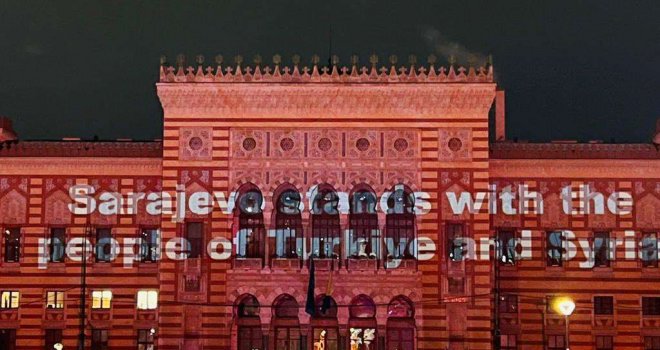 Sarajevska Vijećnica osvijetljena crvenom bojom u znak solidarnosti sa narodima Turske i Sirije