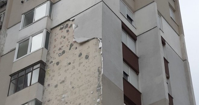Jaka bura u Mostaru prouzrokovala štetu: Otpao dio fasade sa zgrade