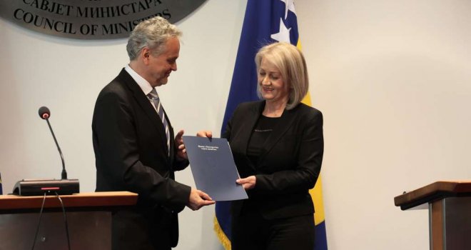 Krišto uručila Sattleru potpisan Sporazum o finansiranju Energetskog paketa podrške u vrijednosti od 70 miliona eura