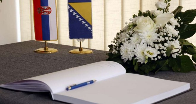 U Ambasadi Srbije u Sarajevu otvorena knjiga žalosti za sve koji žele odati počast žrtvama tragedije u Beogradu