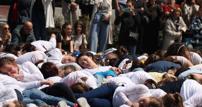  Sjećanje na ubijenu djecu opkoljenog grada: U performansu nastupilo 1601 dijete, poslana  i poruka Tužilaštvu BiH