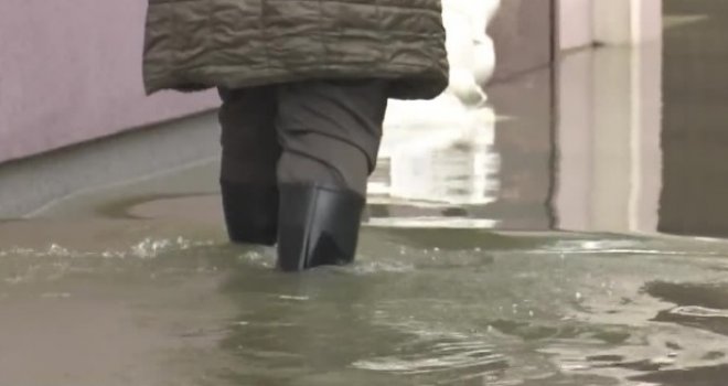Nevrijeme zahvatilo BiH: Bujični potoci odnijeli mostove, mnoga naselja ostala odsječena, usjevi uništeni...