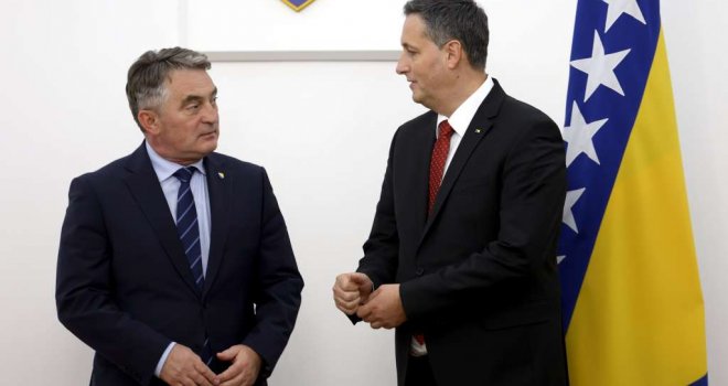 Bećirović i Komšić uputili čestitke povodom godišnjice Armije RBiH: Ne zaboravimo kome dugujemo ovu našu današnju slobodu